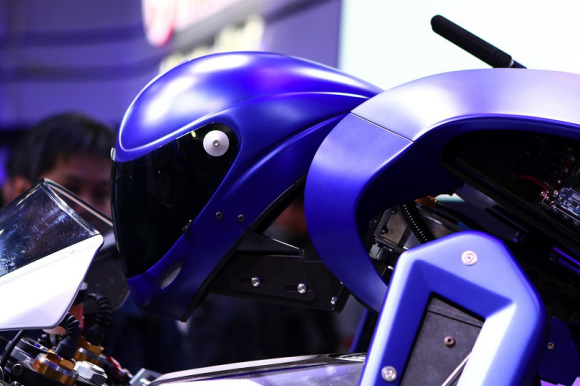Sugoi! Inilah Motobot, robot dari Jepang yang dapat mengendarai sepeda motor! (3)