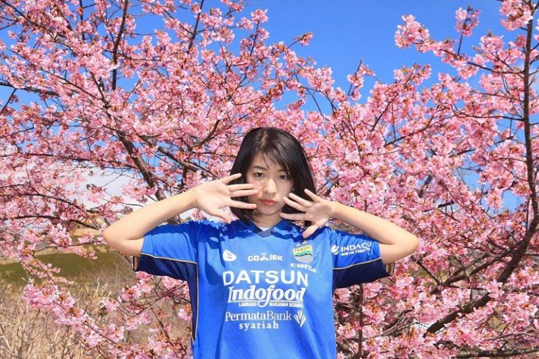 Terkejut Lihat Aksi Suporter, Model Cantik Asal Jepang Langsung Jatuh Hati Dengan Klub Indonesia