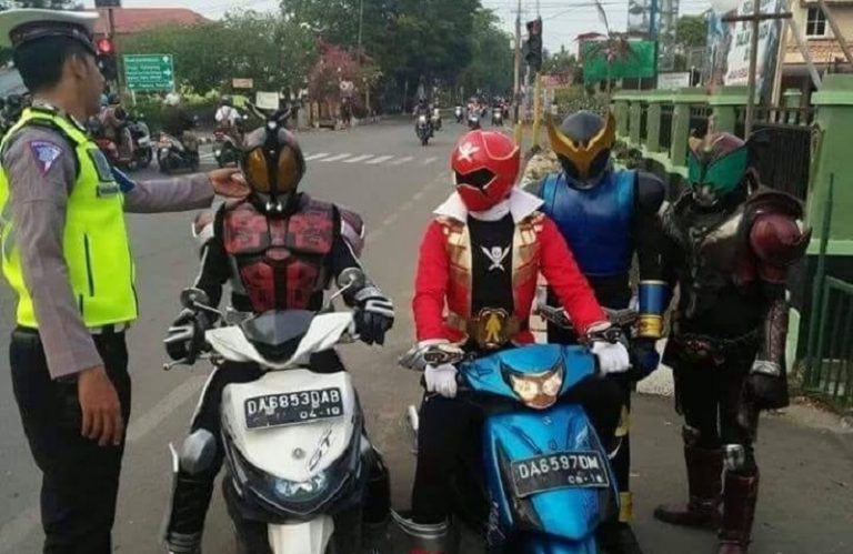 Naik Motor Di Jalan Umum, Empat Super Hero Jepang Diberhentikan Polisi