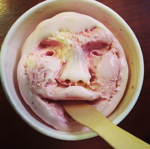 Kalo seniman makan es krim !