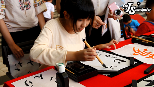 14 JSNavi Jesslyn menulis namanya dengan kaligrafi Jepang  - SHODO