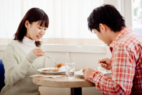 Restoran Tolak Pengunjung Couple Agar Para Jomblo Tidak Merasa Kesepian