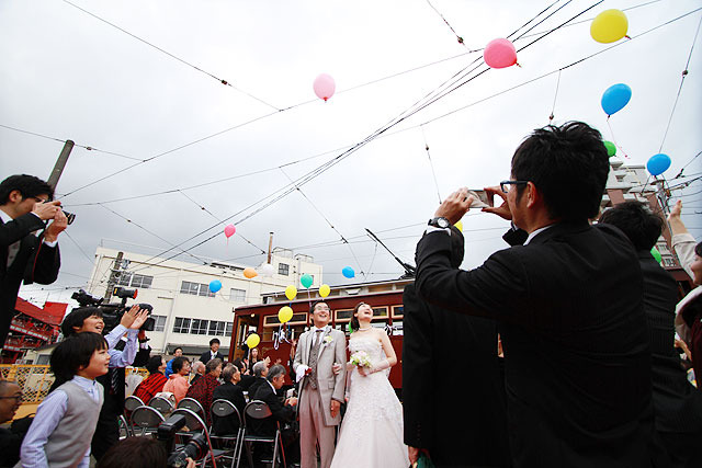 Upacara Pernikahan Di Kendaraan Umum di Jepang