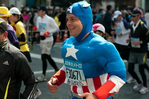 Kostum-kostum unik di Tokyo Marathon
