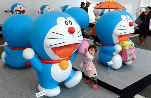 100 patung Doraemon menyapa para wisatawan di dalam dan di sekitar Hakone