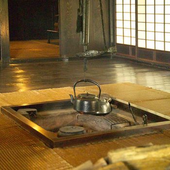 800px-Japanese_Traditional_Hearth_L4817