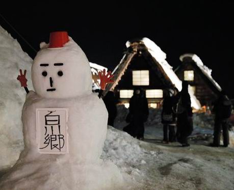 Warisan Dunia Shirakawa-go bersinar di salju dengan cahaya lampu