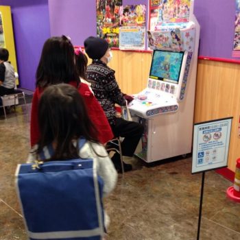 aikatsu-otaku-hogging-arcade-machine-akiba-seventhstyle-001