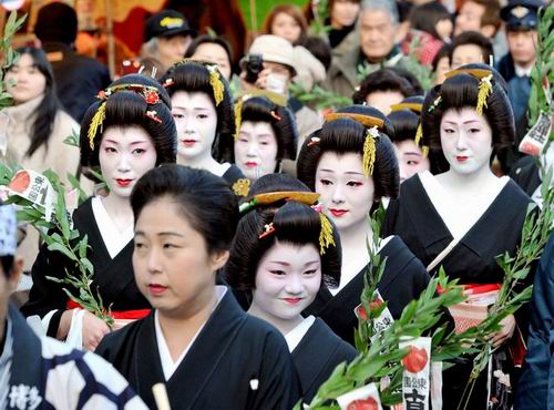Para Geisha berdoa untuk keberuntungan pada tahun 2014 di kuil Fukuoka