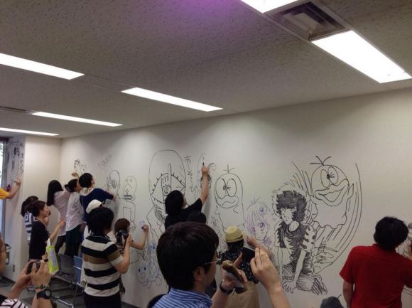 manga-graffiti-at-soon-to-be-demolished-shogakukan-building-in-japan19
