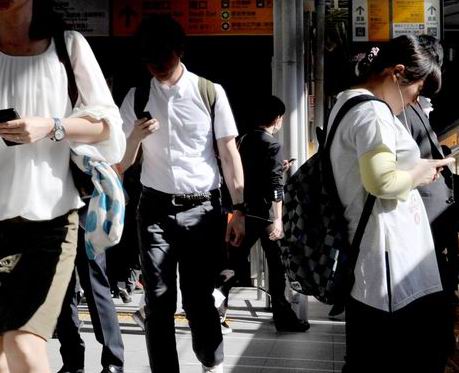 Lebih dari 40% gadis-gadis SMA Jepang gunakan ponsel lebih dari 6 jam per hari