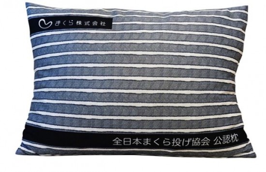 pillow-fighting-Japan2-550x355