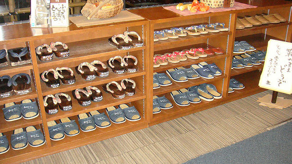 remove-your-shoes-at-onsen-386