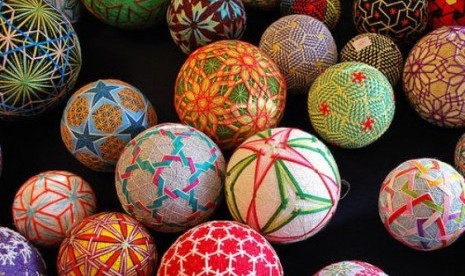 temari-seni-desain-tradisional-jepang-berbentuk-bola-berwarna-warni- (1)