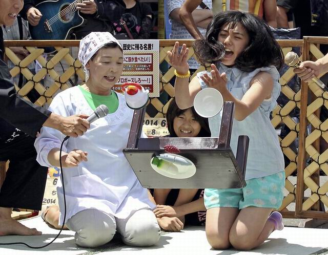 Kompetisi unik di Jepang, membalikkan meja chabudai bergaya Showa