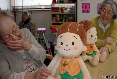 Agar Tak Kesepian, Para Lansia di Jepang Dibuatkan Boneka Robot Yang Bisa Bicara