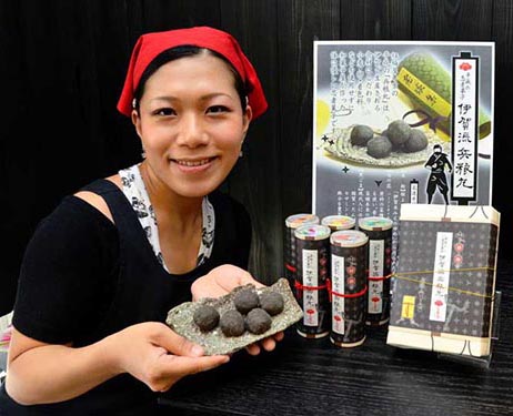 Kue Ninja disajikan sebagai oleh-oleh untuk pariwisata di Iga, Jepang