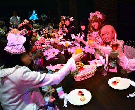 'Kawaii Tea Party' dengan para fashionista Lolita mewarnai kota Otaru di Jepang