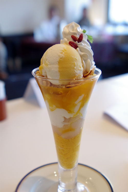 Sebuah kafe di Jepang menyajikan es krim artistik mulai dari yang elegan hingga yang tak masuk akal