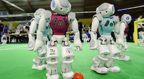 Manusia vs Robot pada Piala Dunia 2050