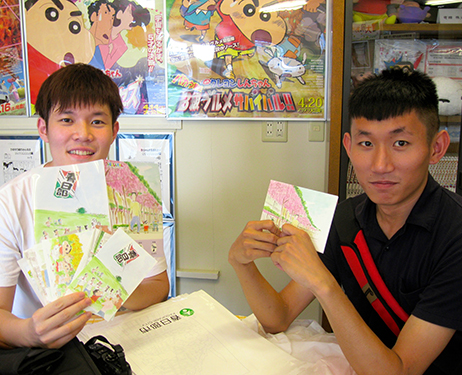 Kota asal Crayon Shin-chan menarik pengunjung asing dengan kartu pos karakter