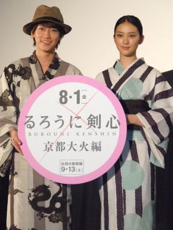 Takeru Sato menggoda Emi Takei karena 'yukata bermotif kubis'-nya pada acara Rurouni Kenshin