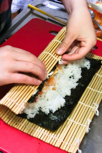 Tak Ada Nasi Jepang, Mi Instanpun Bisa Dibuat Sushi!