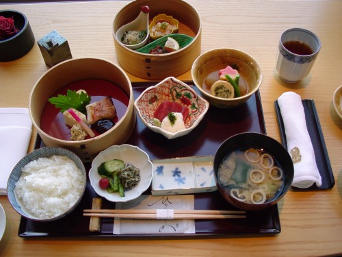 Mengintip tipikal menu sarapan ala Jepang. Hmm, yummy!
