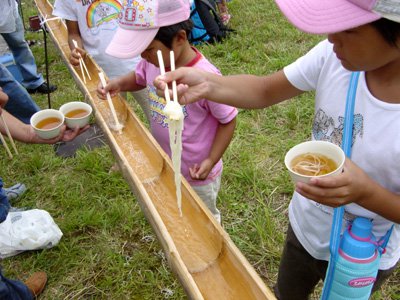 Nagashi-somen, tradisi unik makan mi dingin ala Jepang
