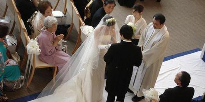 Di Jepang, bule dibayar untuk jadi pendeta pernikahan palsu