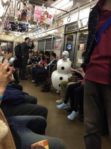Olaf 'Frozen' terlihat berkeliaran di Shibuya