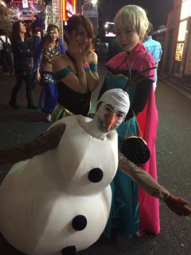 Olaf 'Frozen' terlihat berkeliaran di Shibuya