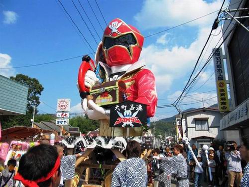 Berbagai karakter anime, game, dan lainnya membaur dalam festival keagamaan di Jepang