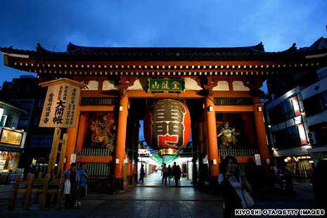Wow! Kuil Sensoji di Tokyo Punya Lampion Raksasa 670 Kg!