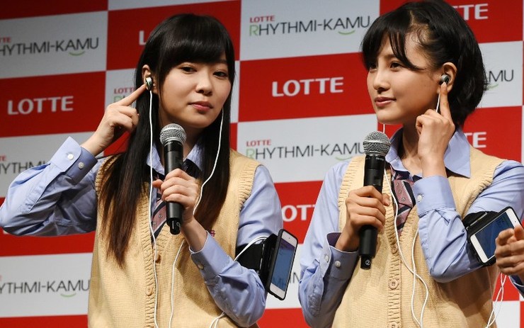 Jepang ciptakan earphone yang berfungsi menghitung berapa kali penggunanya mengunyah