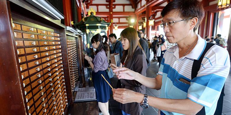 Asap Berkah di Kuil Asakusa, Jepang