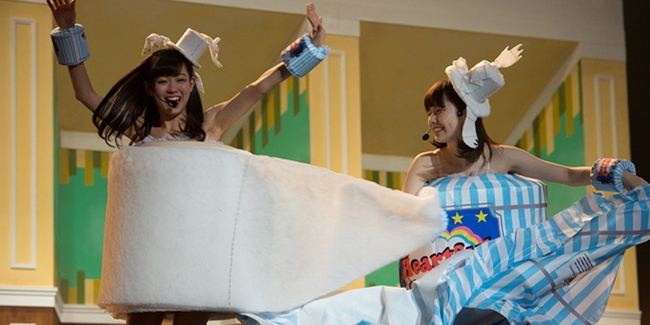 Anggota AKB48 Tampil dengan Kostum Tisu Toilet