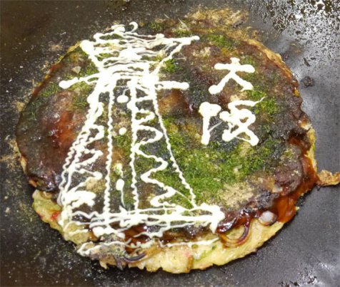 Tak hanya latte, okonomiyaki pun bisa dihias