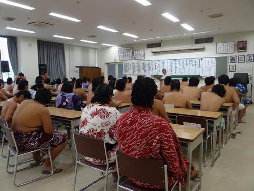 Sekolah Sumo di Jepang adalah tempat yang ajaib untuk menuntut ilmu