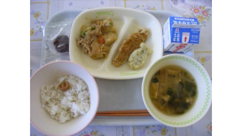 Sebuah sekolah di Jepang mencoba menghadirkan menu makan siang ala anime Ghibli. Ini hasilnya