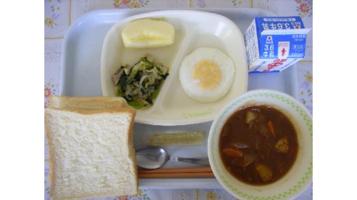 Sebuah sekolah di Jepang mencoba menghadirkan menu makan siang ala anime Ghibli. Ini hasilnya