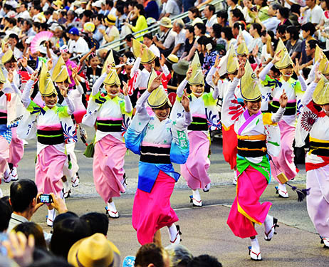 Festival tari Awa Odori yang penuh warna-warni dibuka di Tokushima