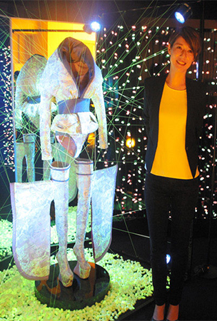 Gaun yang terbuat dari sutra bercahaya yang diubah secara genetis dipamerkan di Tokyo