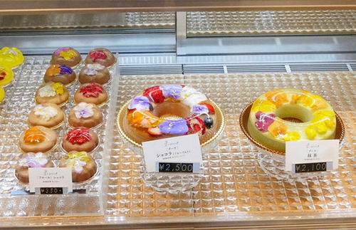 Kawaii! Dessert berhiaskan bunga-bunga dari Jepang ini terlalu indah untuk disantap! (8)