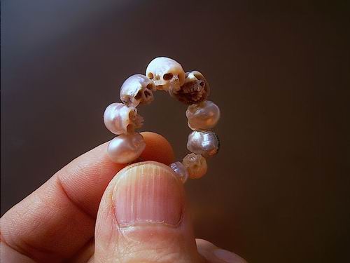 Keren! Seniman Jepang mengukir mutiara menjadi perhiasan bermotif tengkorak! (4)