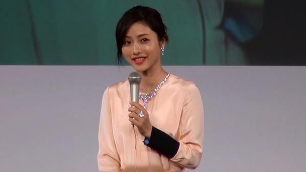 Satomi Ishihara menerima penghargaan 'Woman of the Year' dari Asosiasi Perhiasan Jepang