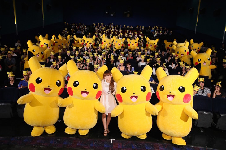 Shoko Nakagawa tampil di acara pemutaran film Pokemon bersama 20 Pikachu