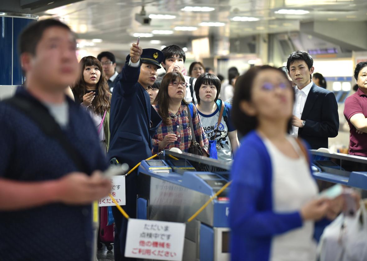 Wah, stasiun kereta di Jepang kini bisa mendeteksi orang yang mabuk!