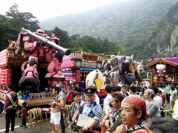 Kuil portable Zaku (Gundam) tampil pada festival tradisional di Jepang (1)