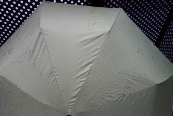 Motif 'Payung Ajaib' Produk Jepang Ini Hanya Terlihat Ketika Basah! 2a